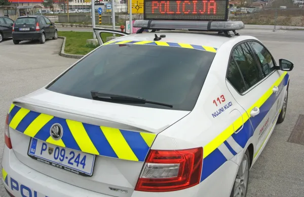 Policisti   so  audiju   ljubljanske  registracije   sledili    po    vaseh   v  koprskem  zaledju.  Med  begom  je   voznik  zapeljal  proti  policistki (fotografija  je  
simbolična). 