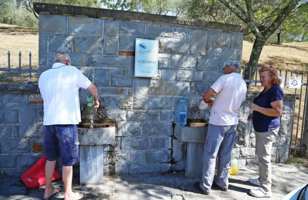 V vodarni pri izviru Rižane si ljudje te dni delajo več zalog kot 
sicer.