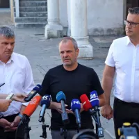 “Težave so, rešujemo jih, pomagajte nam,” je bilo skupno sporočilo ministra Uroša Brežana (v sredini), koprskega župana Aleša 
Bržana (desno) in direktorja Rižanskega vodovoda Martina Preglja. 