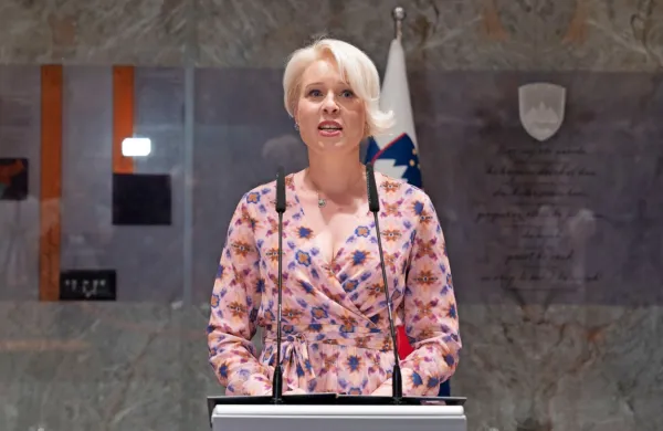 Urška Klakočar Zupančič si na mestu predsednika republike želi 
“osebo z visoko moralno integriteto, izjemno dobro moralno 
podlago in tudi z moralnim kompasom”. 