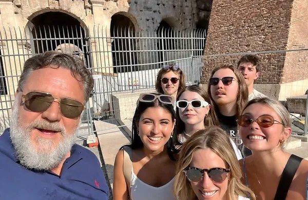Russel Crowe z družino pred njegovo “bivšo pisarno”.