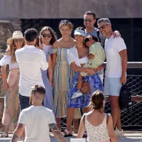 Fotografijo za spomin na družinski izlet v Rim je domov prinesla tudi igralka Jessica Alba (v modrem krilu).   