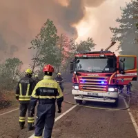 Na cesti med Vojščico in kostanjevico na Krasu se gasilci trudijo 
ustaviti ogenj, ki se nezadržno širi.