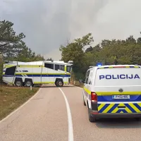 Na prizorišču je tudi policijski  vodni top. 