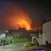 Požar se je ponoči nevarno približal Kostanjevici na Krasu.