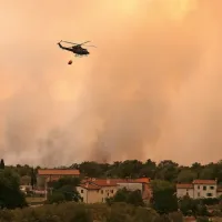 Na Krasu se s požarišč že dviga dim, pred gasilci je še en naporen 
dan.