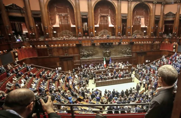 Mattarella razpustil parlament, v Italiji bodo predčasne volitve