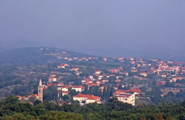 Dim s požara na Krasu je odneslo daleč naokoli, tudi v Istro. V 
ospredju je Sv. Anton.