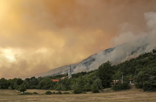 Zaradi obsežnega požara na bližnjem Krasu je prišlo do povečane 
onesnaženosti zraka na območju Mestne občine Koper, Občine 
Postojna in Mestne občine Nova Gorica. 