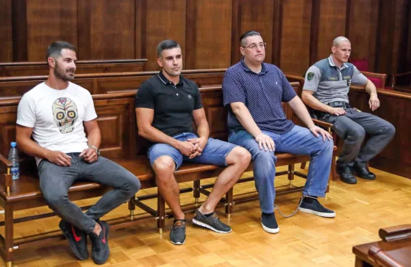 Pred  dnevi  so  na  zatožno  klop  prvič  skupaj  sedli  Aris  Alibašić,  
Gregor  Setnikar   in Enis  Kočan  (z  leve).  