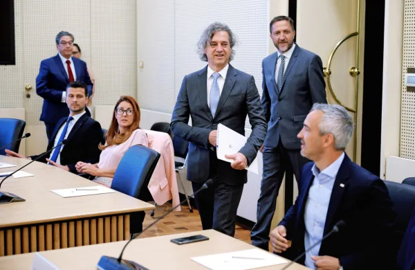 Včerajšnji posvet po mnenju predsednika vlade Roberta Goloba ni 
bil zadnji, temveč prvi, v podobni sestavi naj bi se vnovič dobili 
konec avgusta. 