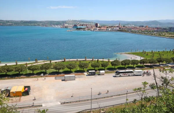  Od ponedeljka, 25. julija, bo na makadamskem parkirišču v 
Žusterni parkiranje mogoče plačevati le po urni postavki.