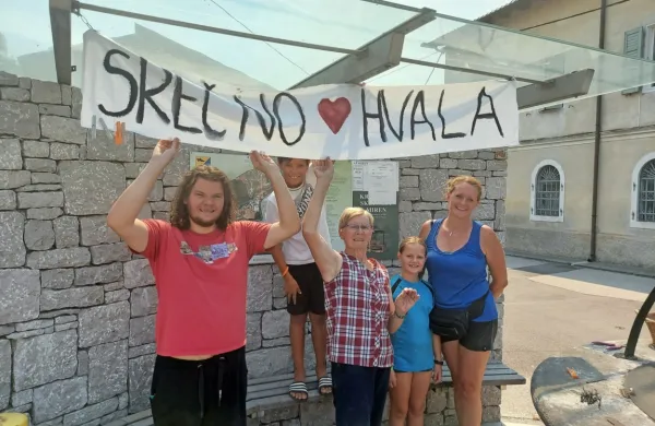 Tako so se gasilcem in ostalim, ki pomagajo pri krotenju kraškega 
požara, poklonili v Mirnu.