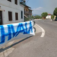 Tako so se gasilcem in ostalim, ki pomagajo pri krotenju kraškega 
požara, poklonili v Mirnu.