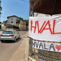 Tako so se gasilcem in ostalim, ki pomagajo pri krotenju kraškega 
požara, poklonili v Mirnu.