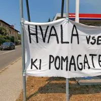 Tako so se gasilcem in ostalim, ki pomagajo pri krotenju kraškega 
požara, poklonili v Mirnu.