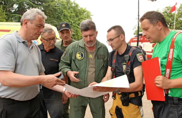 Župan Mavricij Humar (levo), Srečko Šestan, vojaška pilota, Simon Vendramin in Boštjan Triler pregledujejo zemljevid.
