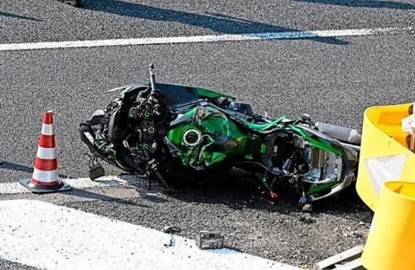 Reševalci so 32-letnega motorista zaman  poskušali oživljati.