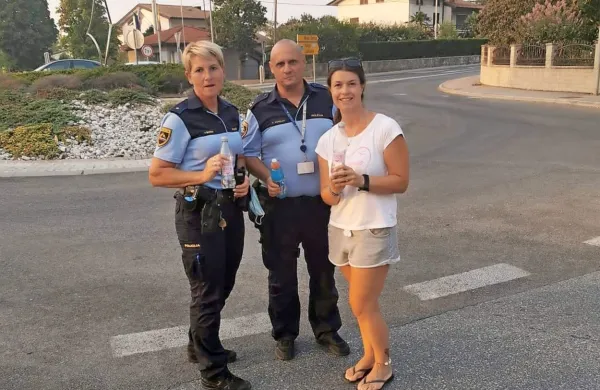 Morska deklica gasilcem in policistom podarila vodo