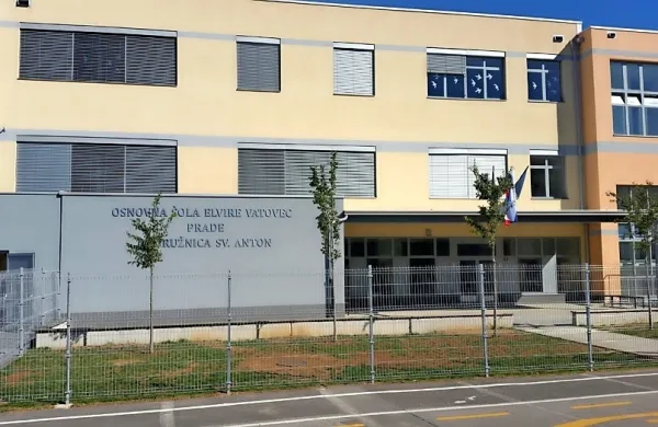 Prvi projekt sončne zadruge bo postavitev skupnostne samooskrbne sončne elektrarne na strehi podružnične šole v Sv. Antonu, 
ki bo na letni ravni proizvedla približno 110.000 kWh zelene 
električne energije.