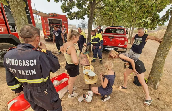 Domačinke v Selah na Krasu so 'prekurjenim' gasilcem prinesle 
domače dobrote. Gasilcem od drugod, ki ne poznajo terena, so 
domačini pomagali tudi pri usmerjanju do določenih lokacij. 