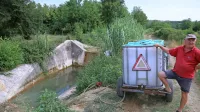 Edo Domjo je prišel po vodo v eno od korit Badaševice, a  tega ne 
bo več mogel početi, ker je tudi to skoraj presušeno. 