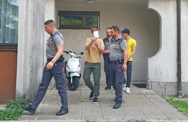  Mlada  obtožena   (na  fotografiji  s  pravosodnimi  policisti)  sta  v  
priporu  od začetka  februarja.  
