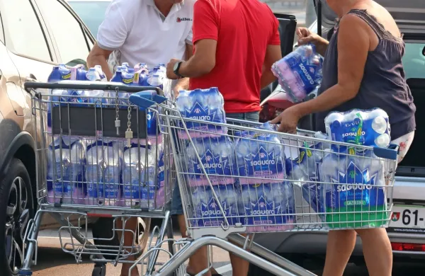 Te dni kupci v pričakovanju redukcij vode v Istri pospešeno 
kupujejo navadno vodo v plastenkah. 