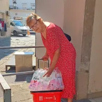 Tudi Pirančanka Slavica Zdolšek se je v strahu pred občasno suhimi 
pipami založila z dodatnimi plastenkami  navadne vode.  