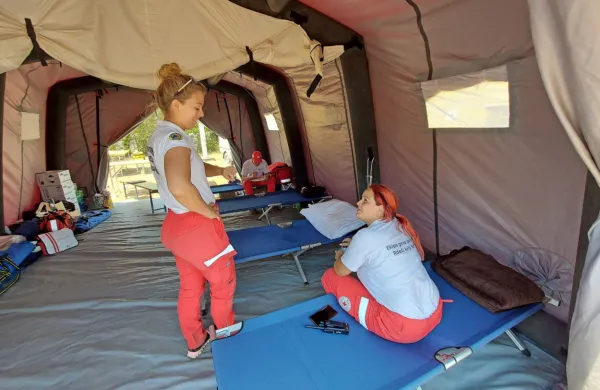 Rdeči križ nudi na terenu celostno podporo vsem službam. Hrane 
in pijače je trenutno dovolj za vse, ki sodelujejo pri intervenciji ob 
največjem požaru pri nas.