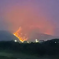 Čeprav so si z vsemi močmi več dni prizadevali to preprečiti, je 
ogenj včeraj zvečer zajel tudi Trstelj. Foto vir: FB Vesna Humar