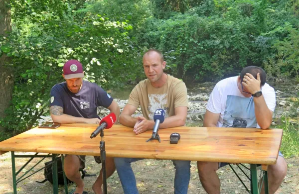 Miha Bertok (v sredini) je predstavil stališča koprske ribiške 
družine o upravljanju z reko Rižano.  