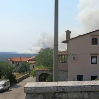 V določenih zaselkih na Krasu je ogenj prišel v neposredno bližino 
objektov. Na foografiji pogled proti Novi vasi v občini Miren-Kostanjevica, kjer ogenj ogroža tudi hiše.

