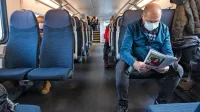 Posvetovalna skupina splošni populaciji priporoča nošenje zaščitne maske v vseh zaprtih javnih prostorih, od javnega prevoza do 
nakupovalnih središč. 