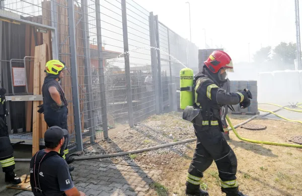 Požar  v  skladišču  trgovskega  centra  so  gasilci  kmalu pogasili.  