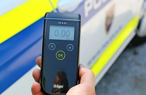 Policisti  so   voznika, ki je z  avtom trčil  v  hišo, preizkusili z  
alkotestom  in  ugotovili pravi  vzrok  nesreče. 