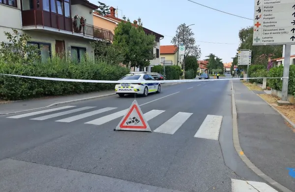 Danes nekaj minut pred poldnevom se je v Izoli zgodila prometna 
nesreča, v kateri je bila hudo poškodovana peška. Foto: Nives 
Krebelj
