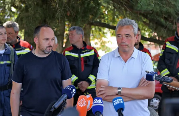 Župana Tarik Žigon (levo) in Mauricij Humar si nadejata, da bi v 
občinah čim prej spet mirno zaživeli in Krasu vrnili prvotno 
podobo.