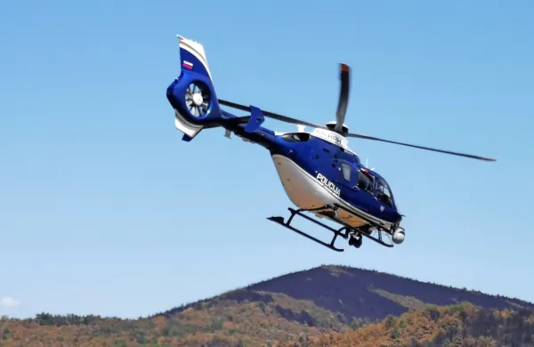Policijski helikopter preletava kraško pogorišče in pregleduje, kje 
se pojavljajo nova žarišča.