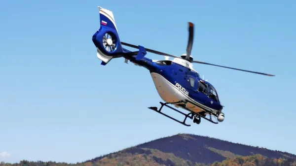 Policijski helikopter preletava kraško pogorišče in pregleduje, kje 
se pojavljajo nova žarišča.