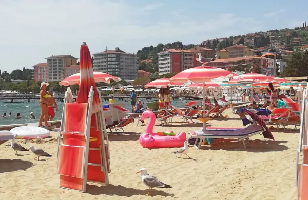 Tatovi so bili včeraj ponovno na delu na portoroški plaži.
