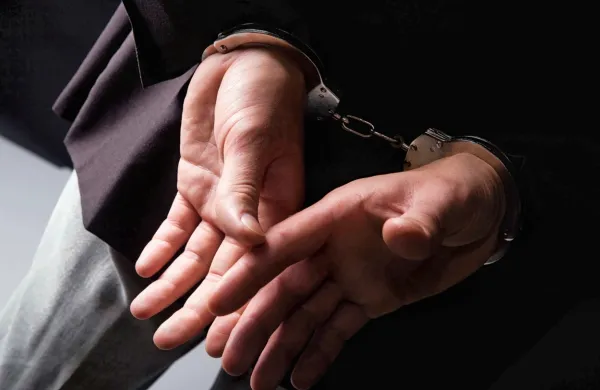 Aretirani naj bi tesno sodelovali s člani mafije, med drugim na 
področju gradbeništva in trgovine na debelo z živili.