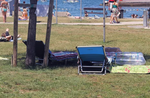 Policisti     občane  in  turiste   opozarjajo, naj tudi na  plažah  poskrbijo  
za  varnost  svojega   premoženja,  predvsem  pa  naj  na   plažo  ne  
nosijo vrednejših stvari.  