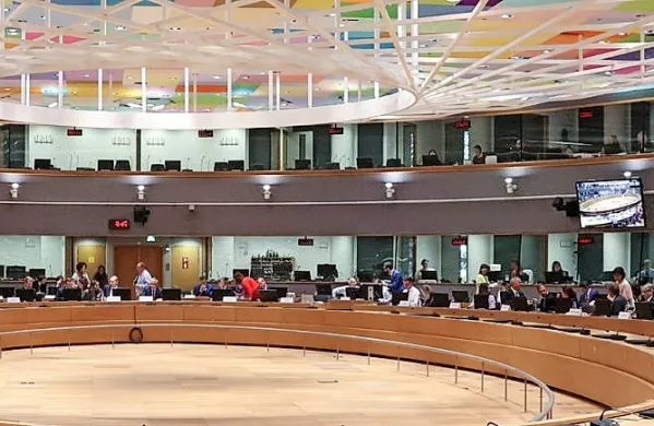 Uredba vključuje tudi možnost sprožitve opozorila na ravni EU 
glede varnosti dobav plina, kar bi pomenilo, da bi 15-odstotno 
znižanje postalo obvezno.