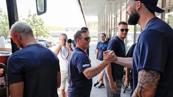  Večji del košarkarske reprezentance je včeraj izpred sedeža KZS odpotoval v Kranjsko Goro.