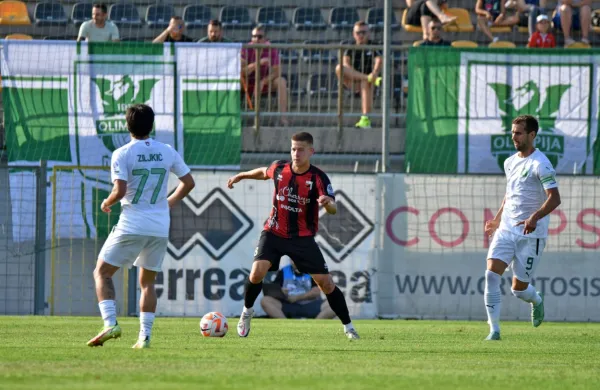Glavna Olimpijina protagonista: strelec Almedin Ziljkić (levo) in Mustafa Nukić (desno), ki mu je v nedeljo 
Jan Koprivec ubranil sporno enajstmetrovko. Vmes  je domačin Žiga Ovsenek.