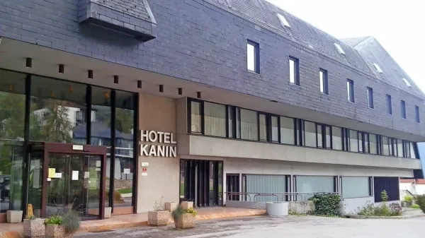 Hotel Kanin z novim lastnikom čaka, da bo znova zasijal, razvoj hotela pa je tesno povezan tudi z razvojem žičnic na Kaninu