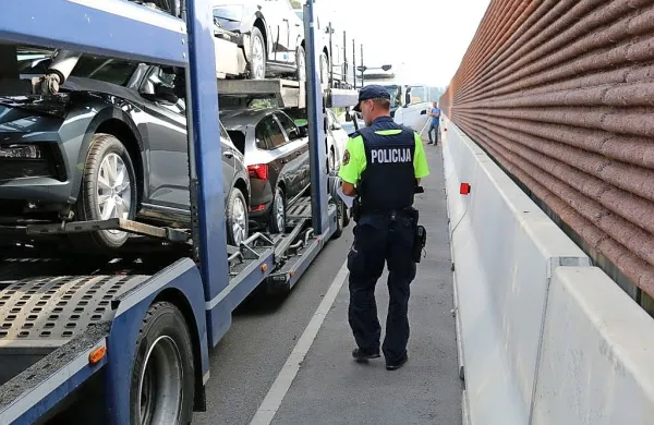 Policisti  so  minuli teden preverili  skoraj  5800  voznikov   tovornih  
vozil   in  350    voznikov  avtobusov.  