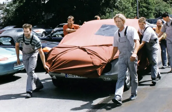 Porschejev prvi petsedežnik je bil predstavljen na avtomobilskem 
salonu v Parizu leta 2002, približno štiri leta po sprejetju prvotne 
odločitve.