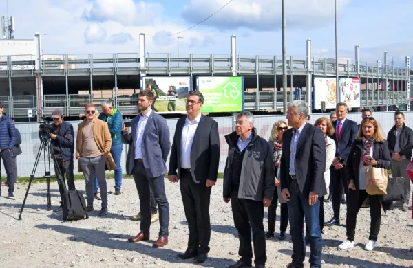Takole so aprila položili temeljni kamen za gradnjo 166 javnih 
stanovanj. 